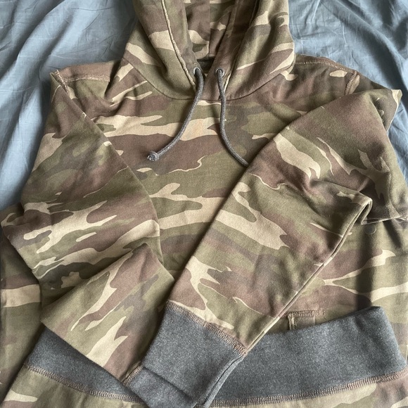 American Eagle Outfitters - Picture 2 of 3